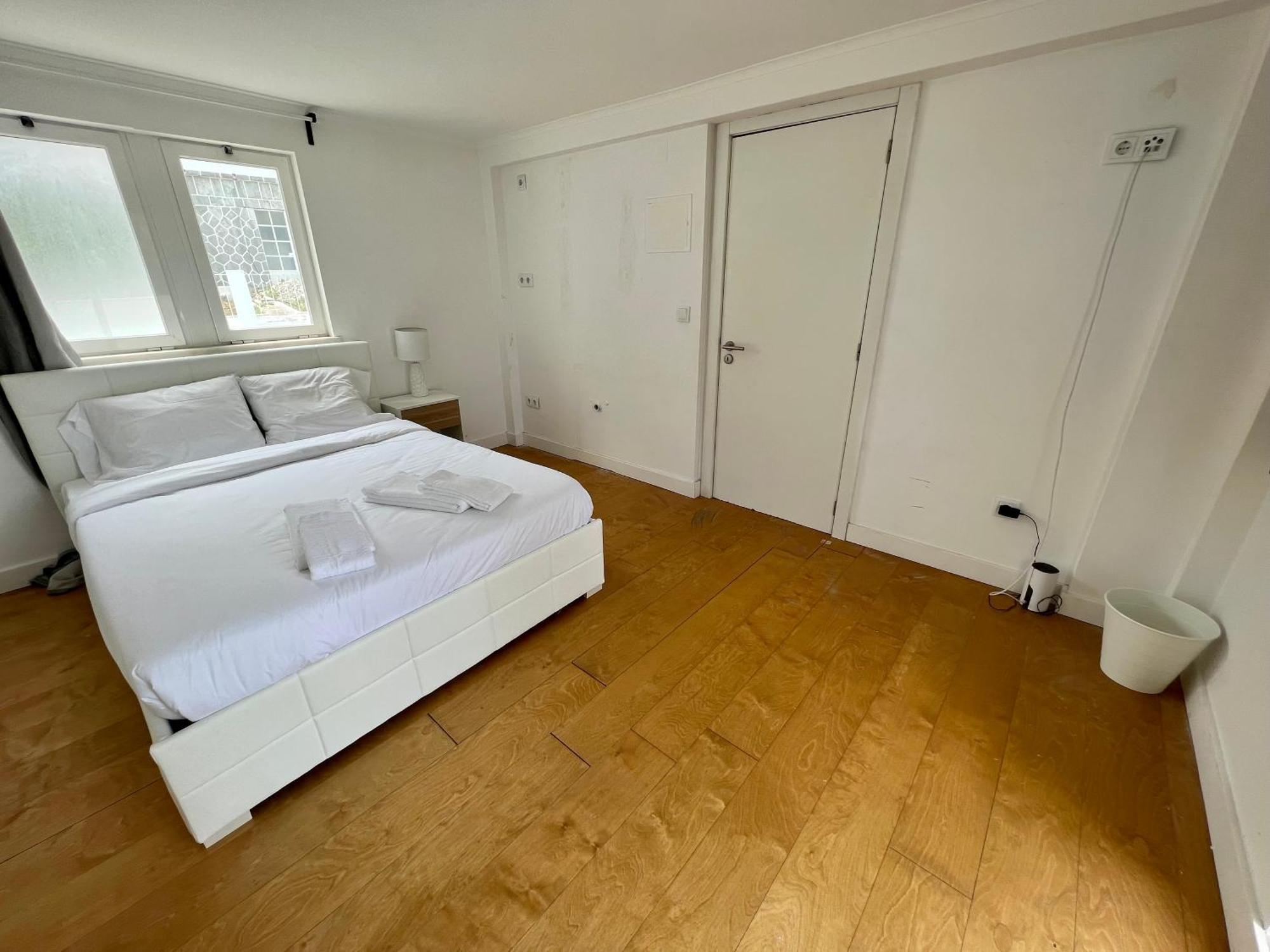 Oeiras Beach Private Room 9 - Double Bedroom With Shared Bathroom & Terrace Оэйраш Экстерьер фото